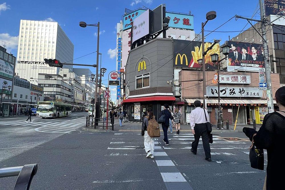 マクドナルドの方向へ横断歩道を渡る