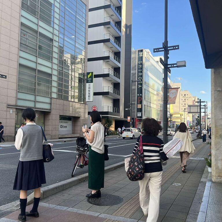 右折後、三井住友銀行を左手に見ながら直進