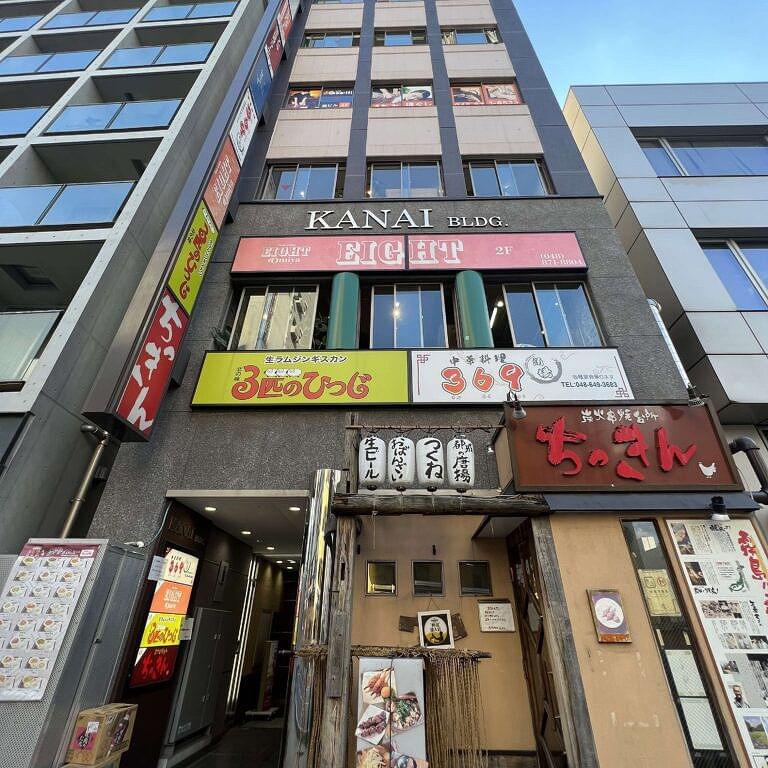 こちらのビルの６階です
